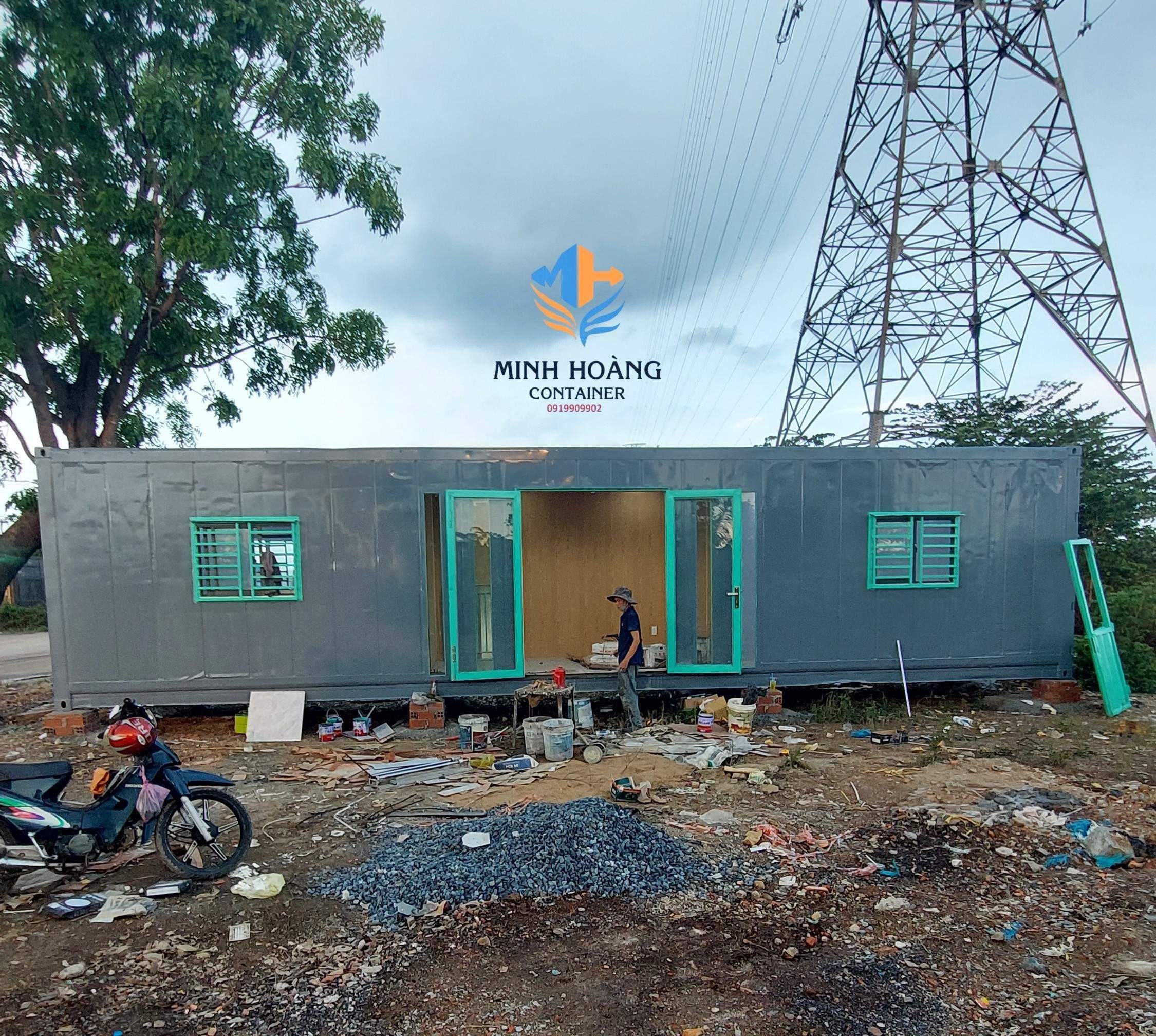 Nhà container 40 feet màu xám xanh  đầy đủ điện, đèn, quạt hút, máy lạnh